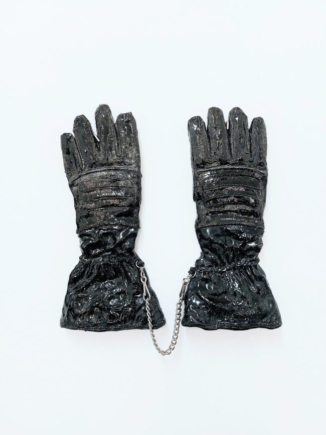 Handschuhe, 2025, glasierte Keramik