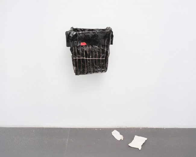 Mülleimer (II), 2026, glazed ceramic, Foto: Guido Löhrer