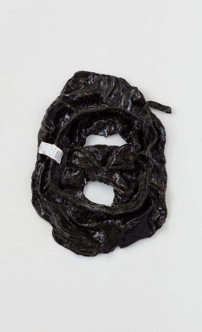 Sporthose, 2024, 8 x 42 x 35 cm, glasierte Keramik, Foto: JMR-Dokumentation