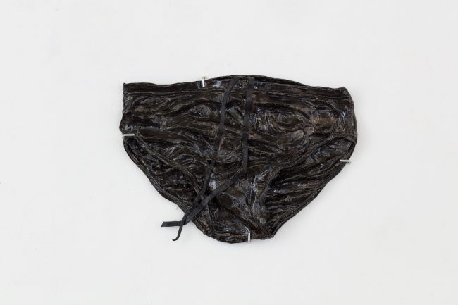 Black Speedo, 2024, 23 x 33 x 3 cm, glazed ceramic, Foto: JMR-Dokumentation