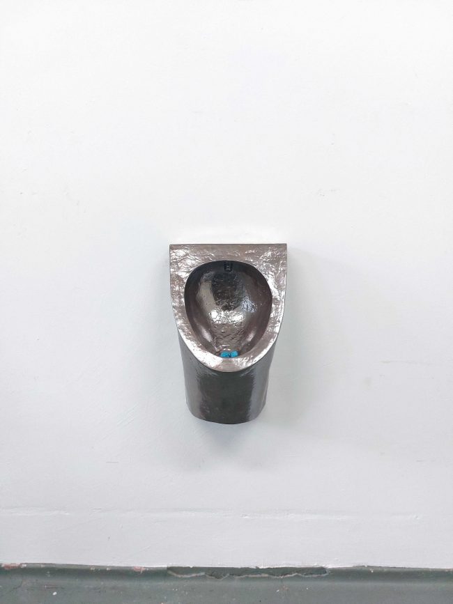 Pissoir, 2025, 55 x 37 x 30 cm, glasierte Keramik