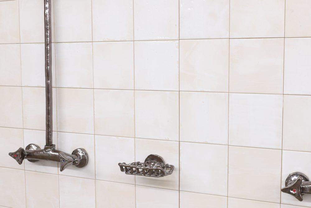 Janis Löhrer, Gemeinschaftsdusche, 2025, detail