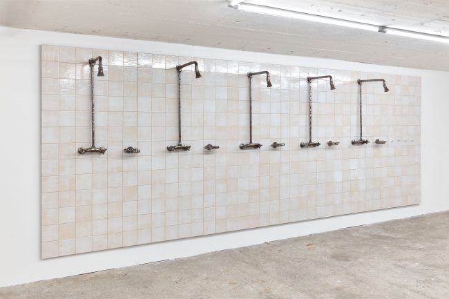 Gemeinschaftsdusche, 2025, glasierte Kacheln auf Holz und glasierte Keramik Foto: Johannes Bendzulla