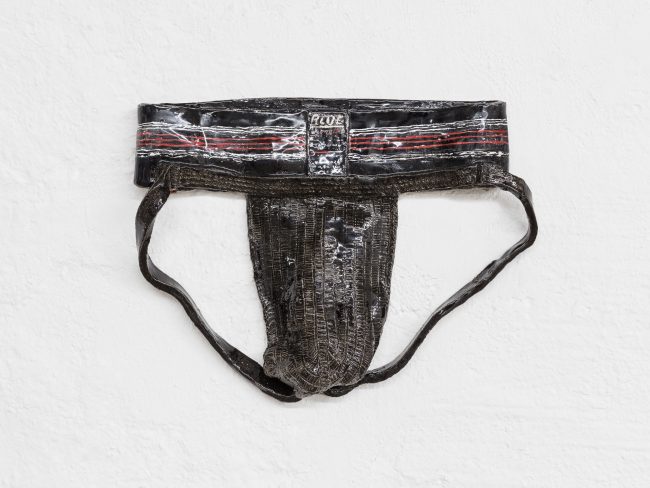 Schwarzer Jockstrap, glasierte Keramik, Foto: Johannes Bendzulla