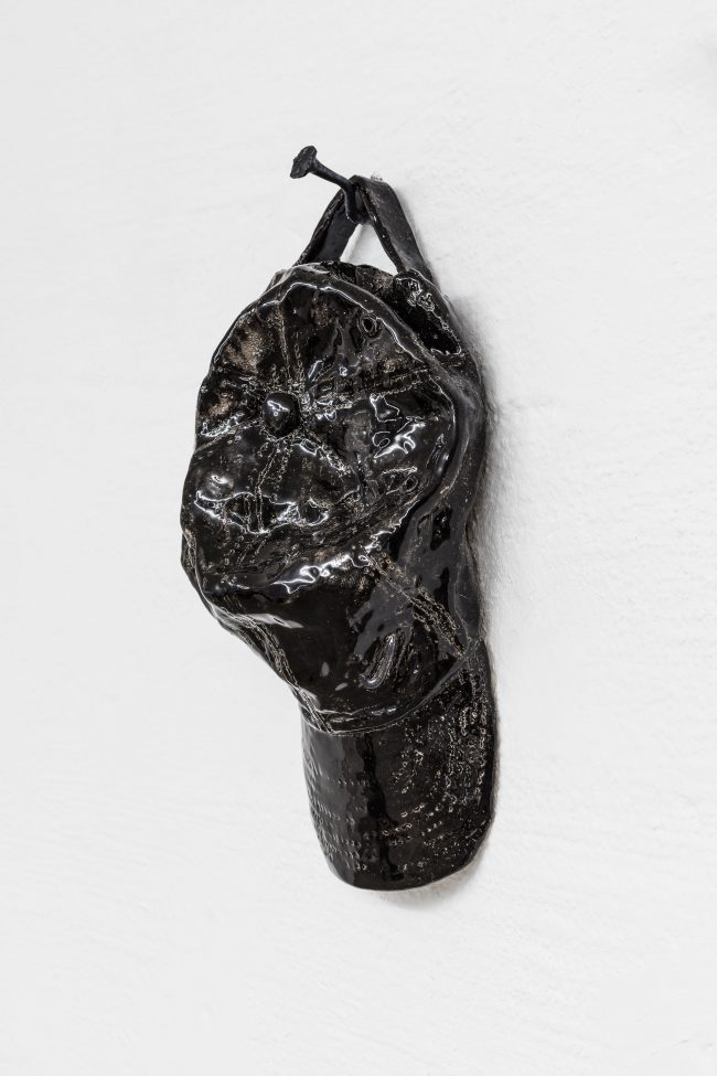 Schwarze Cap, Krummer Nagel, 2025 glasierte Keramik, Foto: Johannes Bendzulla