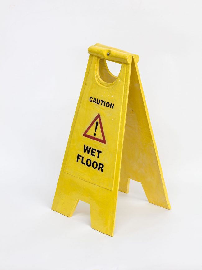 Schild, 2025, glasierte Keramik, 57 x 30 x 30 cm, Foto: Johannes Bendzulla