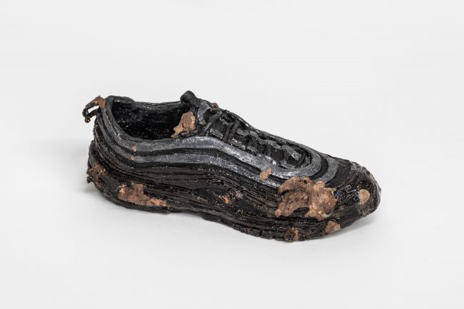 Dirty Trainer 2, 2025, glasierte Keramik, 11 x 31 x 14 cm, Foto: Johannes Bendzulla