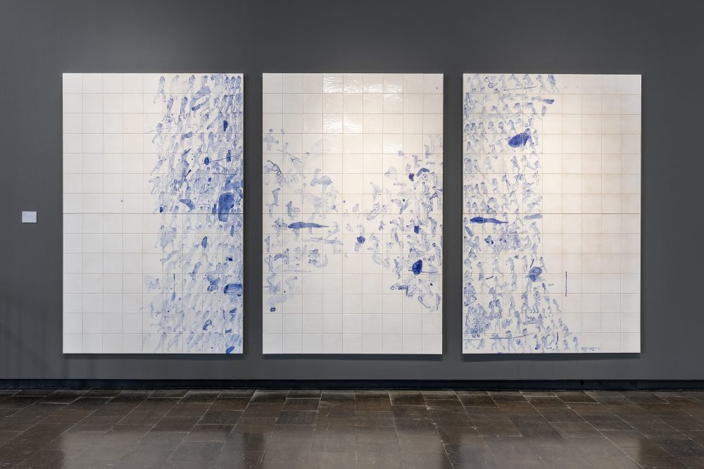 Taking Shelter, 2023, 210 x 420 cm, glasierte Kacheln auf Holz