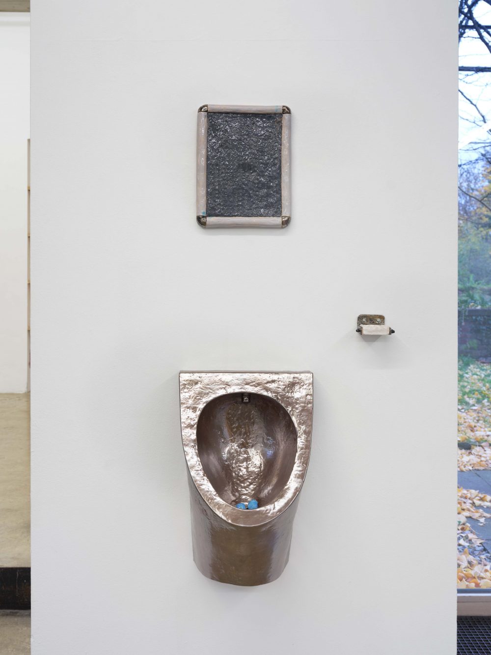 Pissoir, Reklametafel, Aschenbecher, 2025, glasierte Keramik, Foto: Simon Vogel, Neuer Aachener Kunstverein