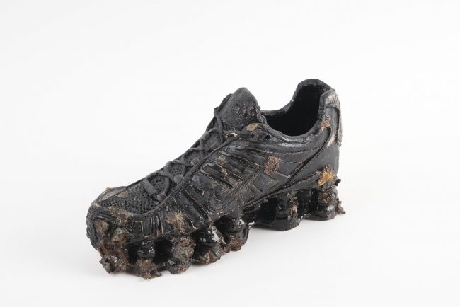 Dirty Trainer (3), 2026, glazed ceramic,16 x 12 x 30, Foto: Guido Löhrer