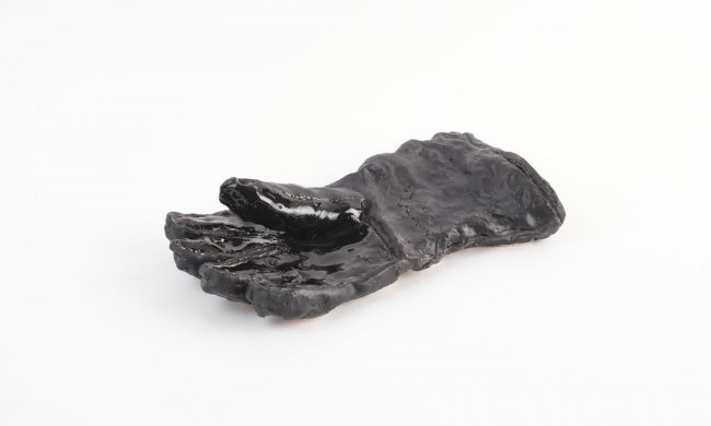 Schwarzer Handschuh, 2026, Foto: Guido Löhrer