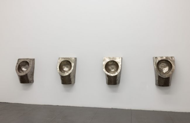 Pissoir (3 – 6), 2026, glazed Ceramic, Foto: Tamara Lorenz